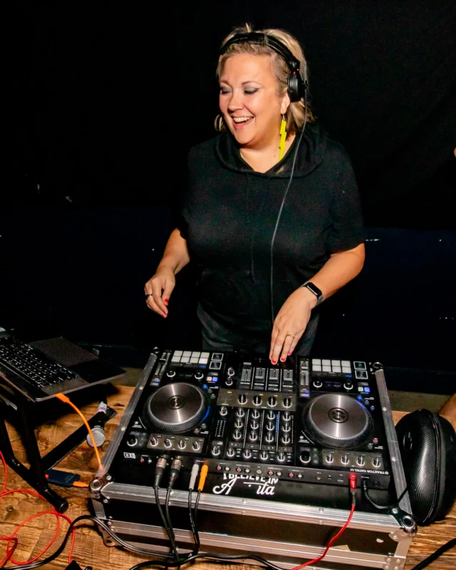 Indie Sleaze - September 2023 - DJs: Kimber & Fuller - Pics: Darcy for Oh Snap Kid